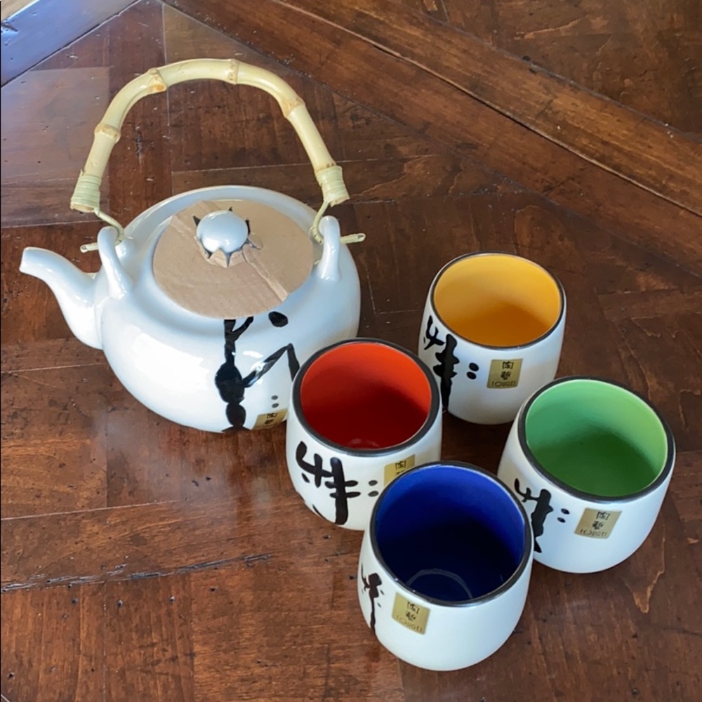 Tea kettle with 4 cups